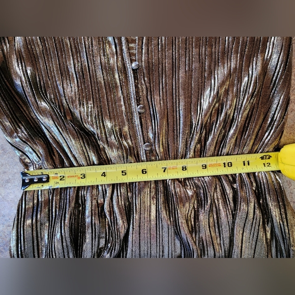 Moon River Gold Metallic Plisse Peplum Mini Dress Size Small - Picture 10 of 12